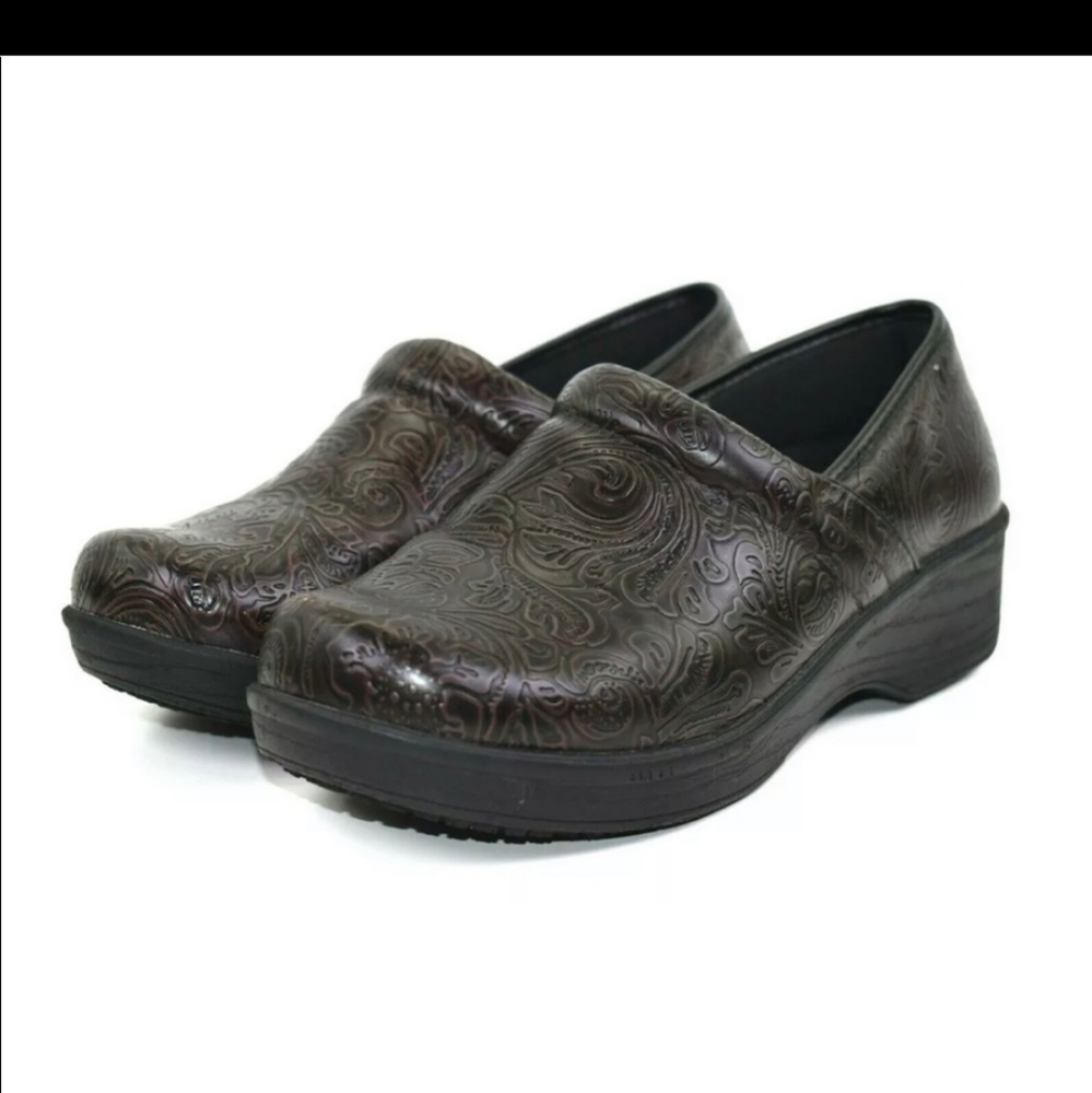 SafeTstep Women's Slip Resistant Gretchen Embossed Brown Paisley Nurse Clogs